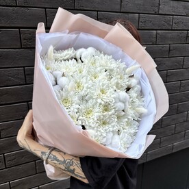Букет из хризантем и натурального хлопка