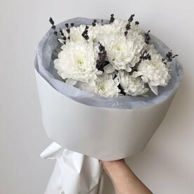 Букет из хризантем с лавандой