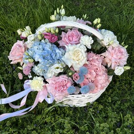 Корзина большая с гортензиями и пионовидными розами