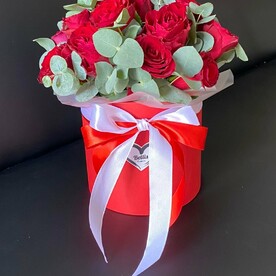 Композиция из 15 роз с эвкалиптом