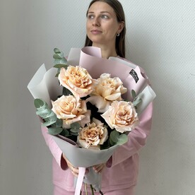 Крупные пионовидные розы эквадор