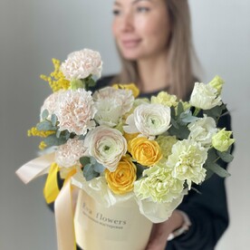 Солнечная композиция рунункулюсами