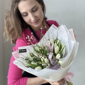 Белые тюльпаны и гениста