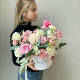 Бело-розовая коробка с цветами 💐