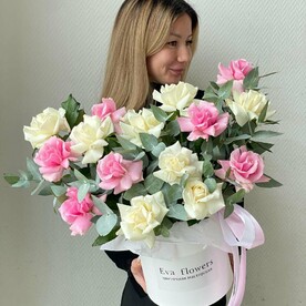 Бело-розовая композиция из французских роз.