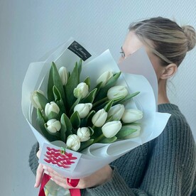 15 белых тюльпанов в красивой упаковке.