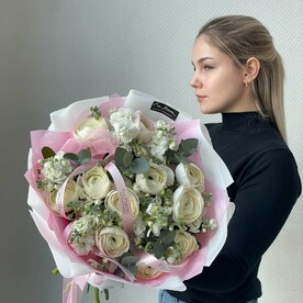 Букет из ароматных маттиол и ранункулюсов