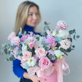 Нежная композиция из пионовидных роз.