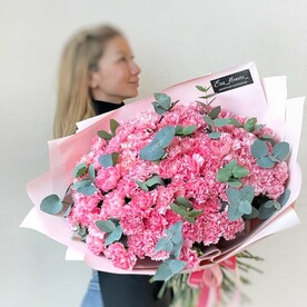 Роскошный букет диантусов с эвкалиптом