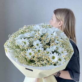 Букет шарик из ромашек и хризантем