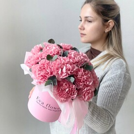 Композиция из гвоздик с эвкалиптом.