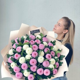 Трендовый букет хризантем МОМОКО