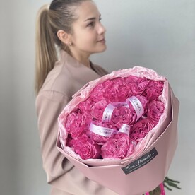 Малиновые пионовидные розы