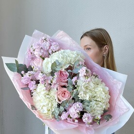 Букет воздушных гортензий и ароматной маттиолы с розой