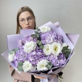 Лавандовый букет с гортензиями и эустомой
