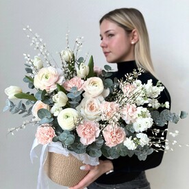 Плетеное кашпо с ранункулюсами