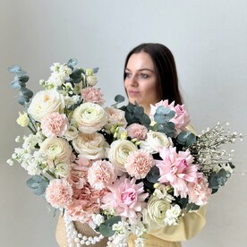 Нежная композиция из ранункулюсов, роз и маттиолы в джутовой корзине