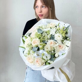 Шикарный букет с сиренью и розами