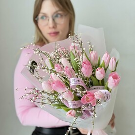 Весенние тюльпаны с веточками генисты