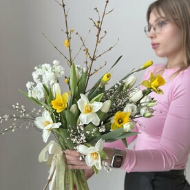 Ветви весенние нарциссы и тюльпаны