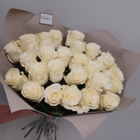 25 роз в оформлении