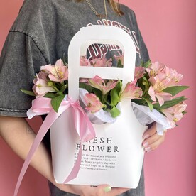 Сумочка с альстромерией