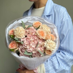 Нежный сборный букет с гортензией, эвкалиптом и кустовой розой