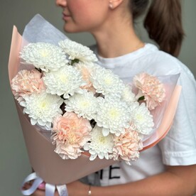 Воздушный дуо-букет с хризантемой и диантусами