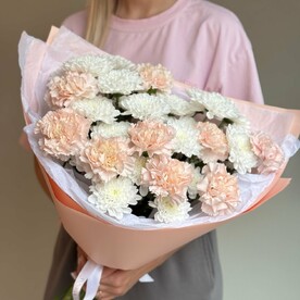 Пышный воздушный букет с хризантемой и диантусами