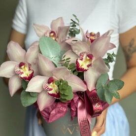 Пудровая композиция с орхидеей и эвкалиптом в шляпной коробке