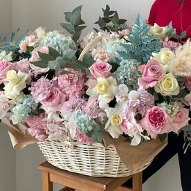Корзина гигант с пионовидными розами