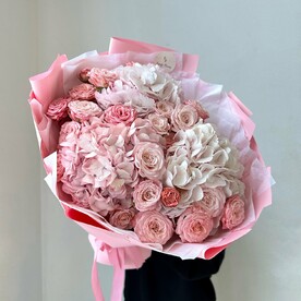 Пышный букет с гортензиями