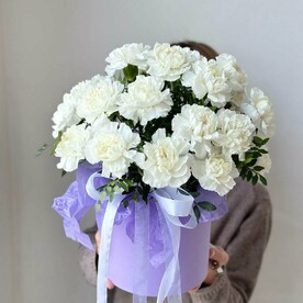 Белоснежные гвоздики в шляпной коробке