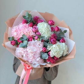 Букет с пионовидными розами и гортензиями.