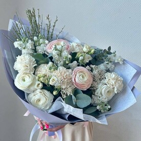 Весенний букет с ранункулюсами на 14 февраля.