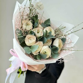 Нежный букет с ранункулюсами