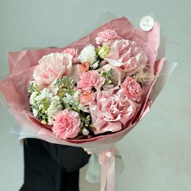 Розовый букет с ажурными деталями