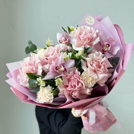 Букет с французскими розами и альстромериями