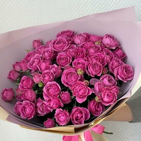 Монобукет из пионовидных роз сорта «Мисти».