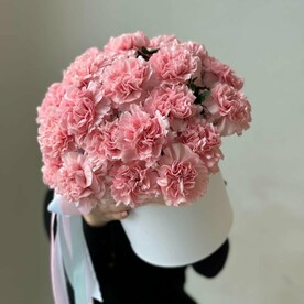 Композиция из изящных цветов диантусов