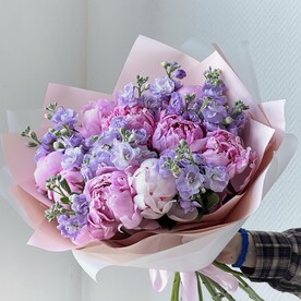 Пионы и маттиола