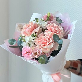 Нежный букет с розами