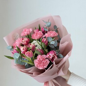 Яркий весенний букет из тюльпанов и диантусов