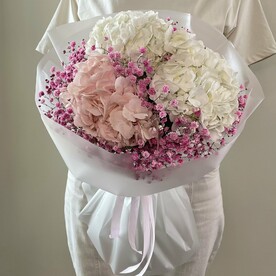 Букет с гортензиями