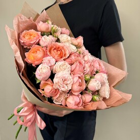 Сборный букет из пионовидных кустовых роз