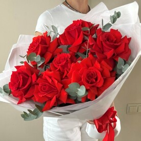 Букет с французской  розой и эвкалиптом