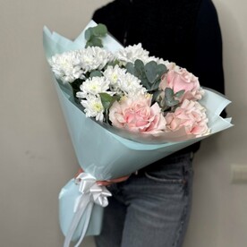 Букет с розами и хризантемой