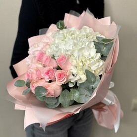 Букет с гортензией и кенийской розочкой