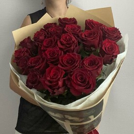 Букет с красной импортной розы "Прекрасное впечатление"