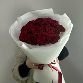 Букет из 15 красных роз "Наомили"